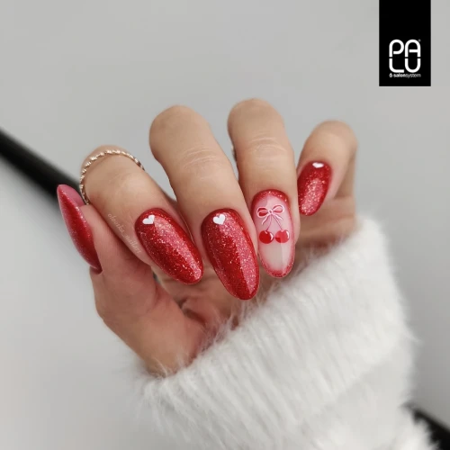 Manicure hybrydowy w odcieniach głębokiej czerwieni.webp