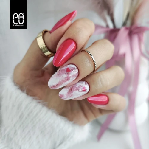 stylizacja z rózowym lakierem hybrydowym i Top Milky .webp