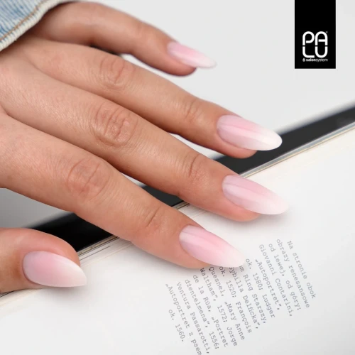 Delikatne paznokcie baby boomer na ślub – naturalne ombre z różu JUST PINK w mleczną biel SOFT WHITE, migdałkowy kształt, żele PALU.webp