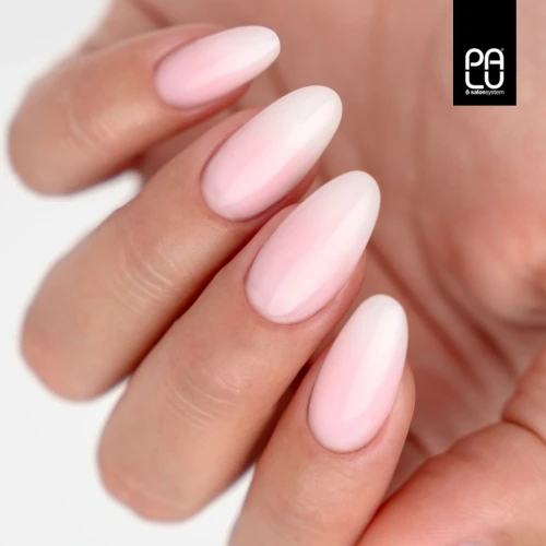 Paznokcie baby boomer na ślub – delikatne ombre z mlecznej bieli i różu, migdałkowy kształt, żele PALU Pro Master Bottle Gel.webp