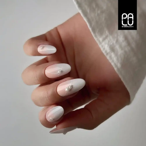 ombre paznokcie ze zdobieniem perłą – jasny różowy nude z opalizującym perłowym efektem, manicure hybrydowy PALU