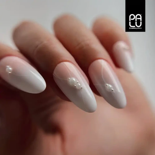 ombre paznokcie ze zdobieniem perłą – jasny różowy nude z opalizującym perłowym efektem, manicure hybrydowy PALU